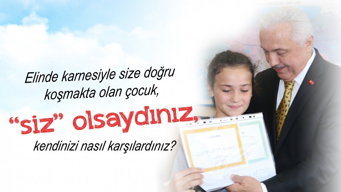 Fehmi Rasim Çelik, bir öğrenciyle birlikte karne pozu verirken (İki yüz kiloluk okul kapısının altında kalarak can veren yedi yaşındaki Mehmet Ali İşler'i acaba aklına getirdi mi?)