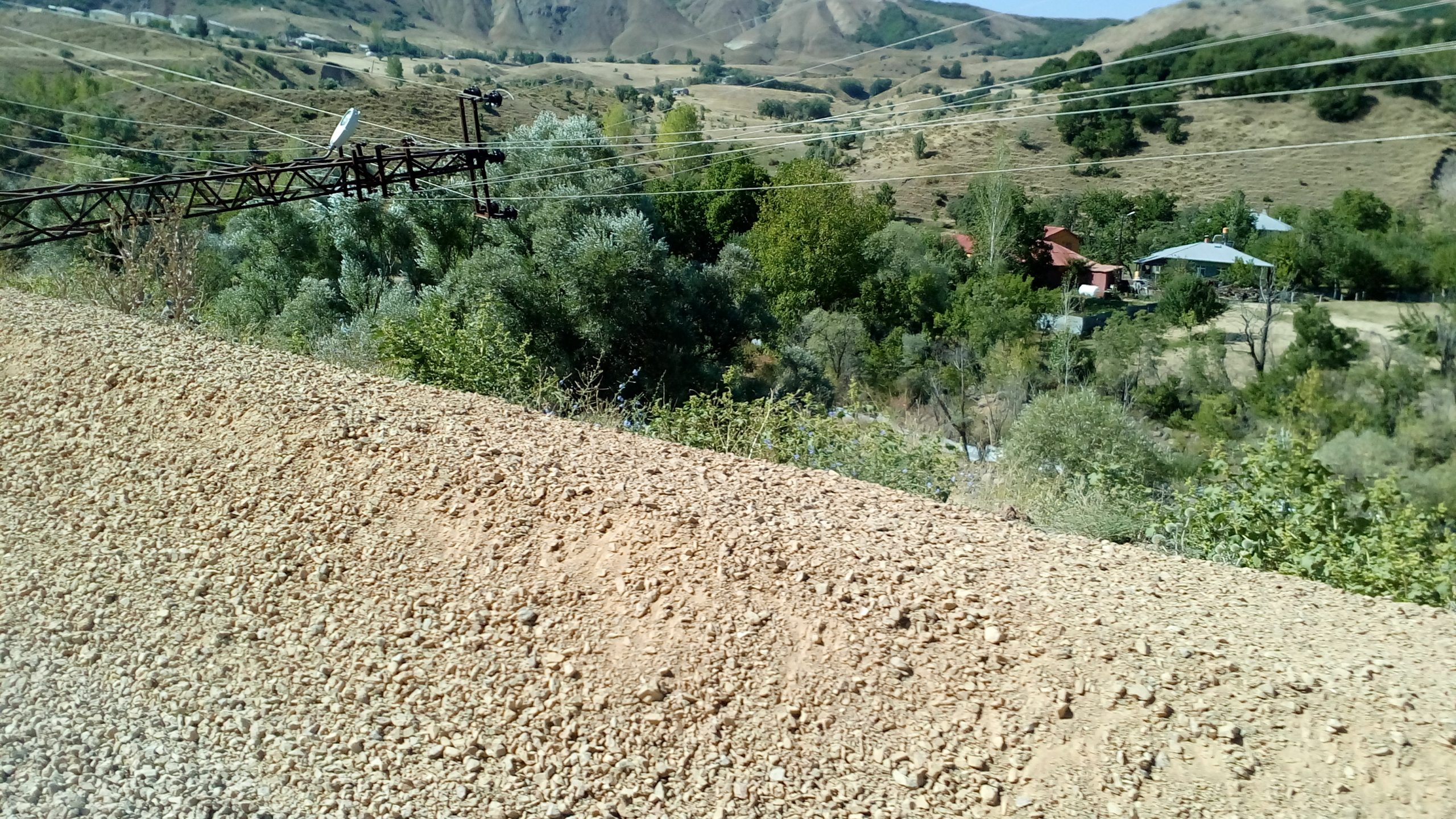 Tunceli Pülümür'de kışın yan yatan elektrik direği (Yetkililer görmüyor mu?)