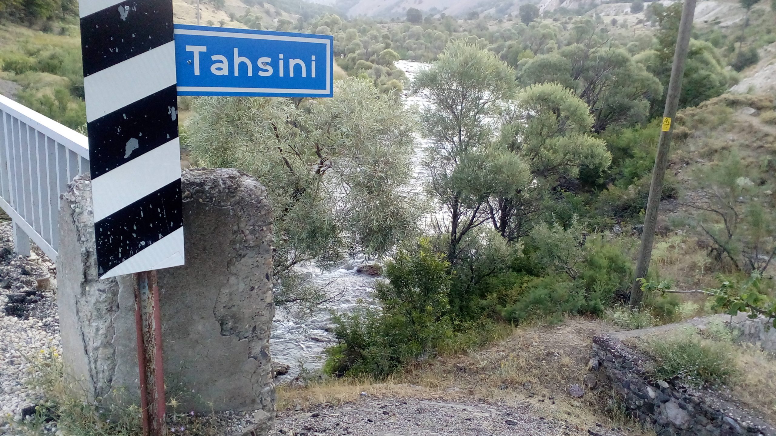 Pülümür Gökçekonak (Tasni/Tasniye) yol ayrımındaki köprüye Tahsini adı verilmiş (Tunceli Pülümür'de bu adı taşıyan bir yerleşim birimi yok!)