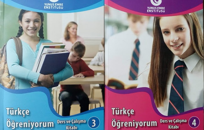 Türkçe Öğreniyorum Ders ve Çalışma Kitapları (Yunus Emre Enstitüsünün hazırladığı, MEB'in okuttuğu ders kitaplarında İstiklal Marşı, Türk Bayrağı, Atatürk, Atatürk'ün Gençliğe Hitabesi ve Andımız yok!)