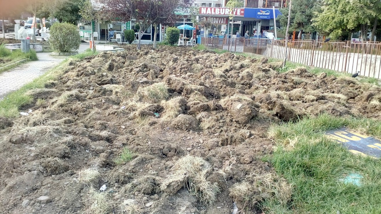 Derince Yenikent Eski İş Merkezinin kuzeyinde, Kent Çay Ocağının karşısındaki park (Derince Belediyesinin iş makinelerinin marifetiyle bu hâle geldi!)