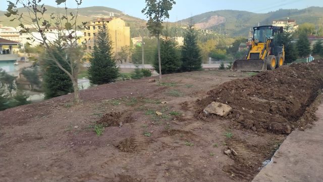 KÖRFEZKENT’TE CEVİZ  VE MEŞE AĞAÇLARINA KIYILAN  PARK YA DA BETON AŞKI!